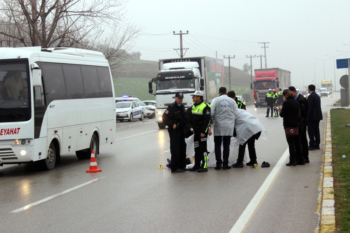 Karşıya Geçmeye Çalışan Kadın Otomobilin Altında Can Verdi