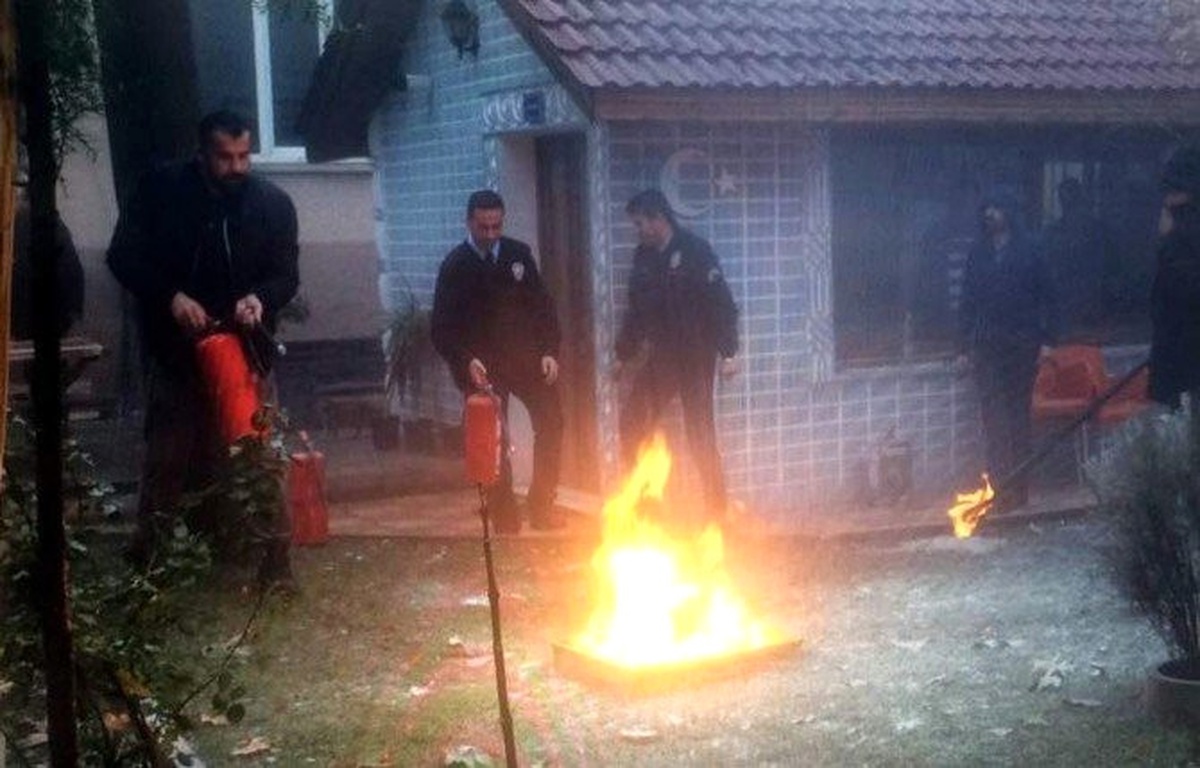 Kemer\'de Polisler Yangın Söndürme Tatbikatı Yaptı