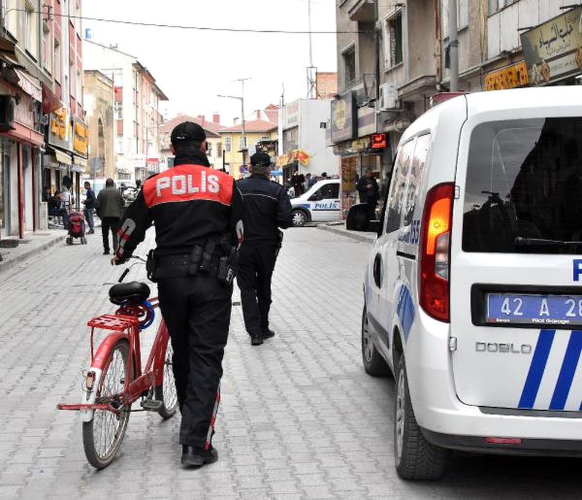 Konya\'da Polis Sığınmacıların Oturduğu Mahallede Arama Yaptı