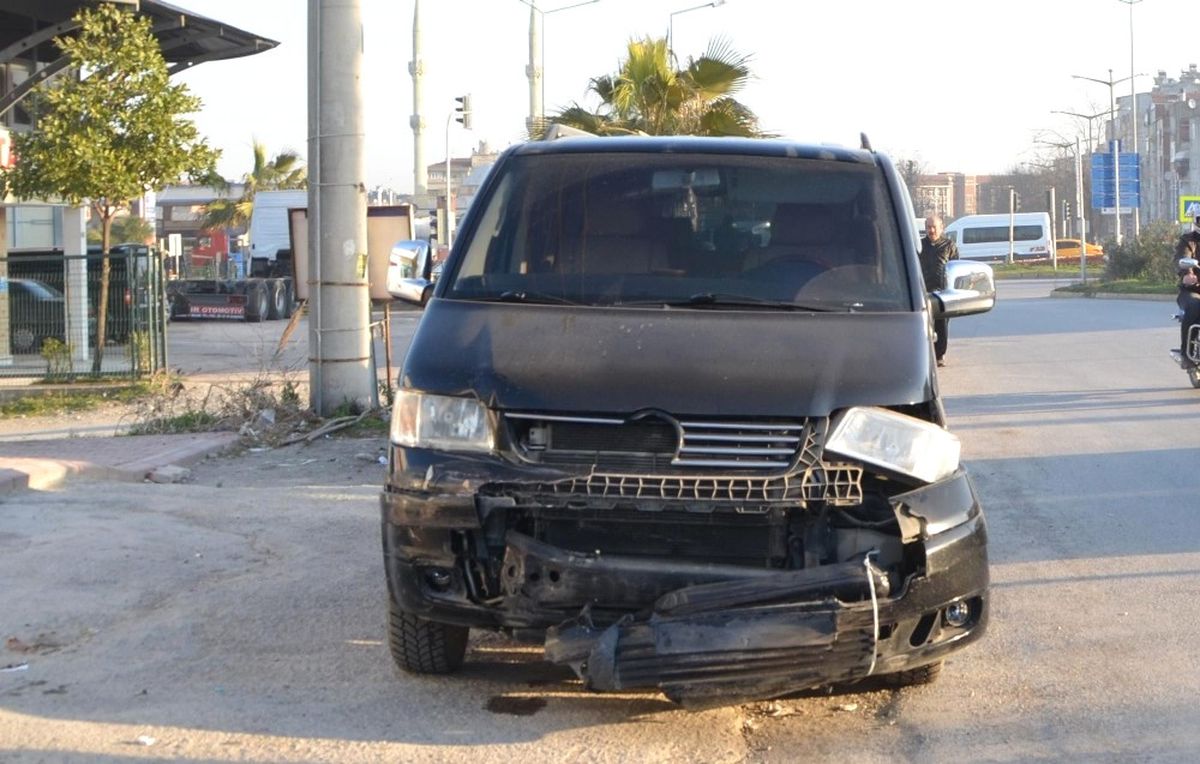 Minibüs ile Otomobil Çarpıştı: 1 Yaralı