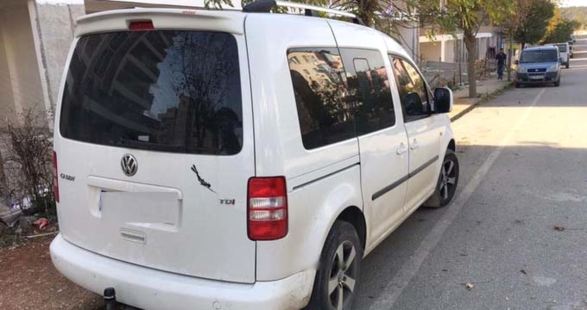 Minibüsü Çalınan Adam, Olayı Sosyal Medyada Paylaşınca Hırsızları Yakalattı