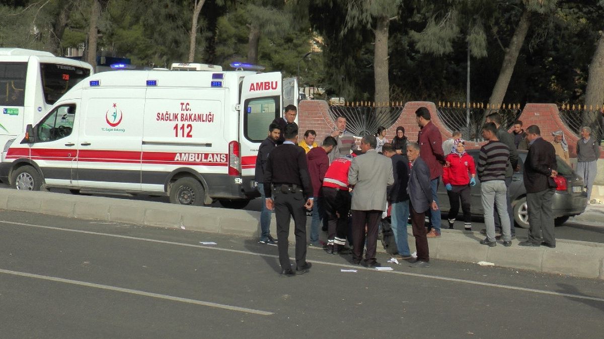 Otomobil Kamyonetle Çarpıştı: 5 Yaralı