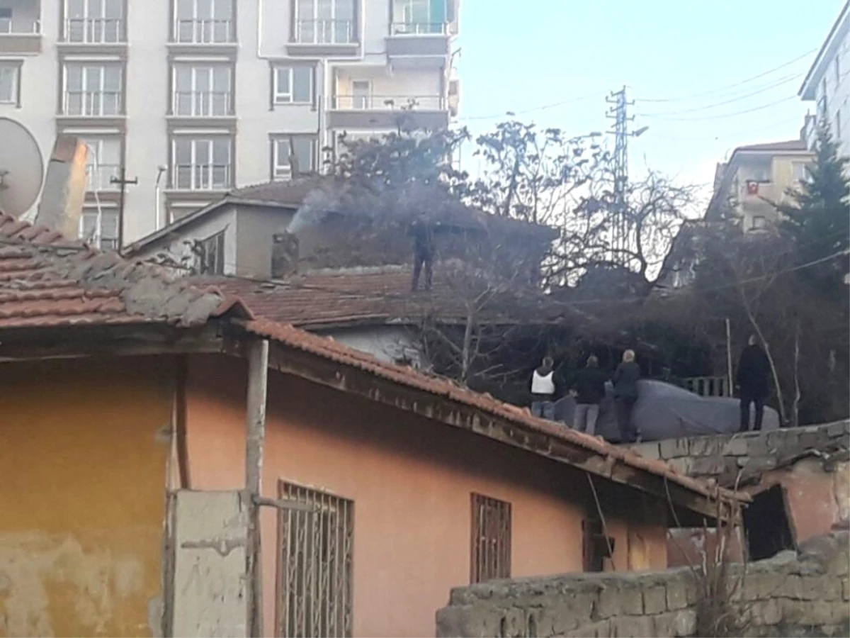 Polisten Kaçıp Çatıya Çıkan Şahıs 4 Saatte İkna Edilerek Aşağı İndirildi