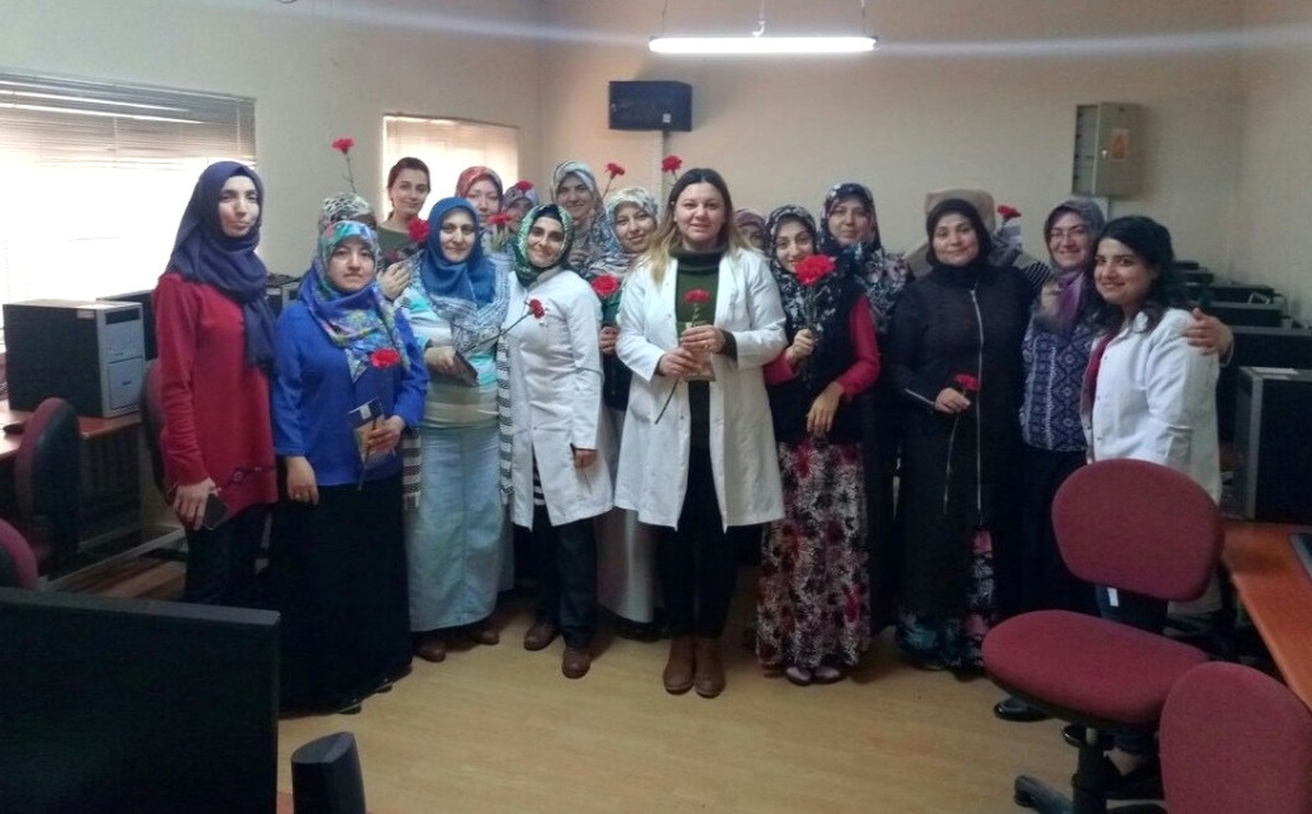 Sağlık Çalışanlarından Eğitim Gören Kadınlara Karanfil