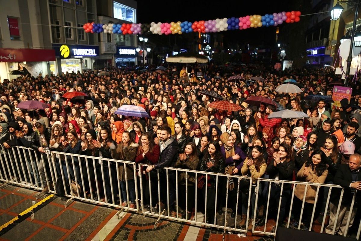 Saraçlar Caddesi\'nde Kadınlar Gecesi Özel Konseri