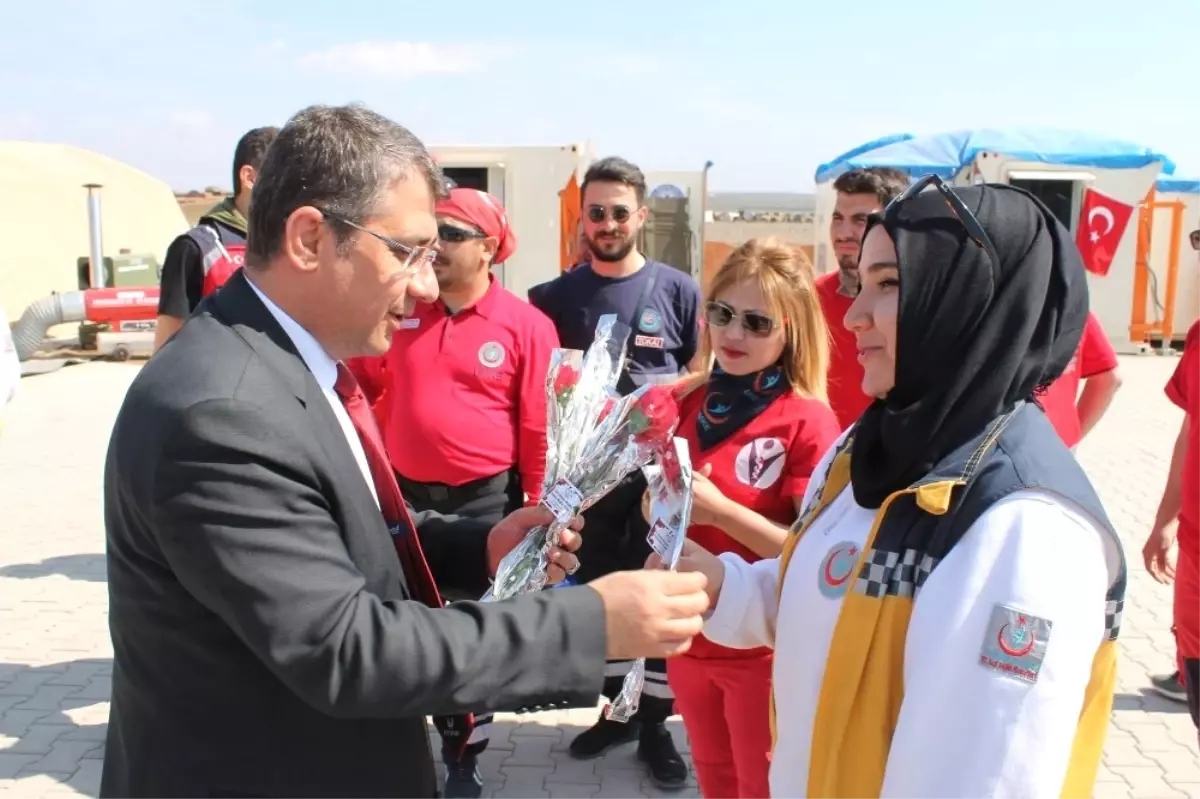 Sınırda Görev Yapan Bayan Sağlıkçılara Anlamlı Ziyaret