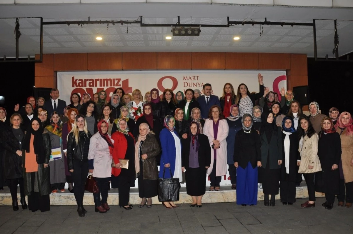 Trabzon\'da Ak Partili ve MHP\'li Bin Kadın "Evet" İçin Bir Araya Geldi