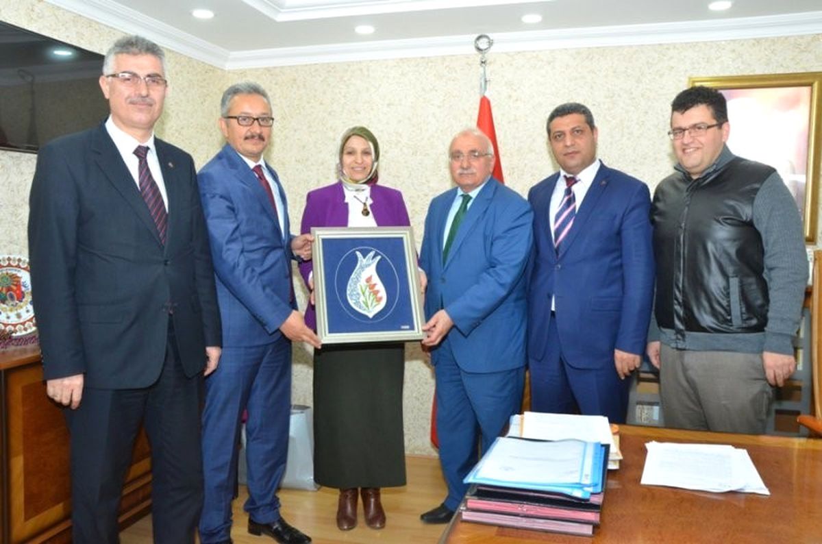 Türkiye\'nin İlk Başörtülü İl Müdürüne Eski Mesai Arkadaşlarından Ziyaret