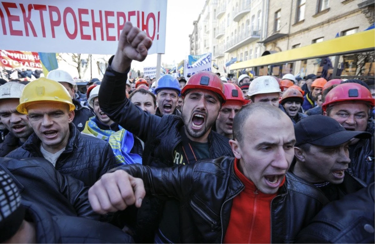 Ukrayna\'da Madenciler Greve Gidiyor