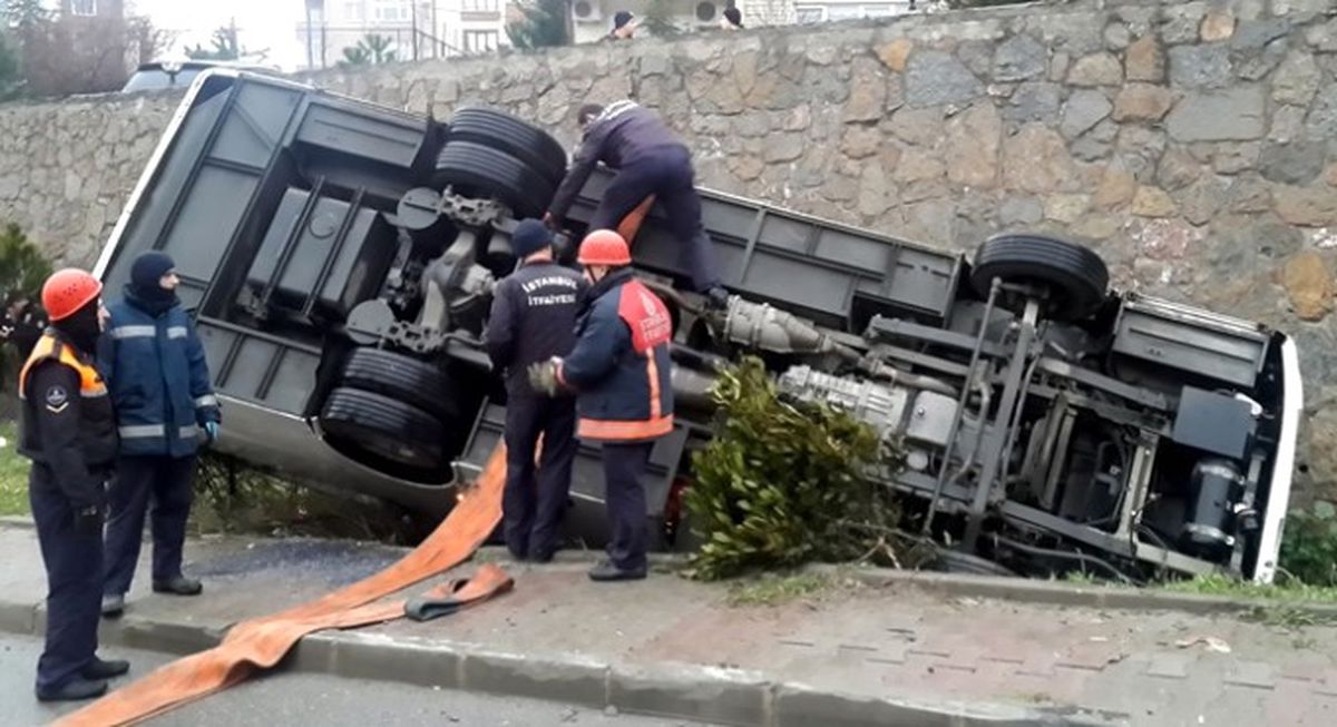 Ümraniye\'de Çevik Kuvvet Otobüsü Devrildi: 5 Yaralı