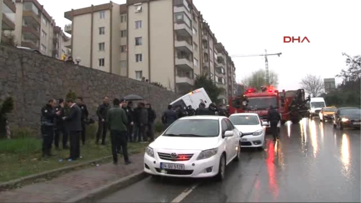 Ümraniye\'de Çevik Kuvvet Otobüsü Devrildi: 5 Yaralı