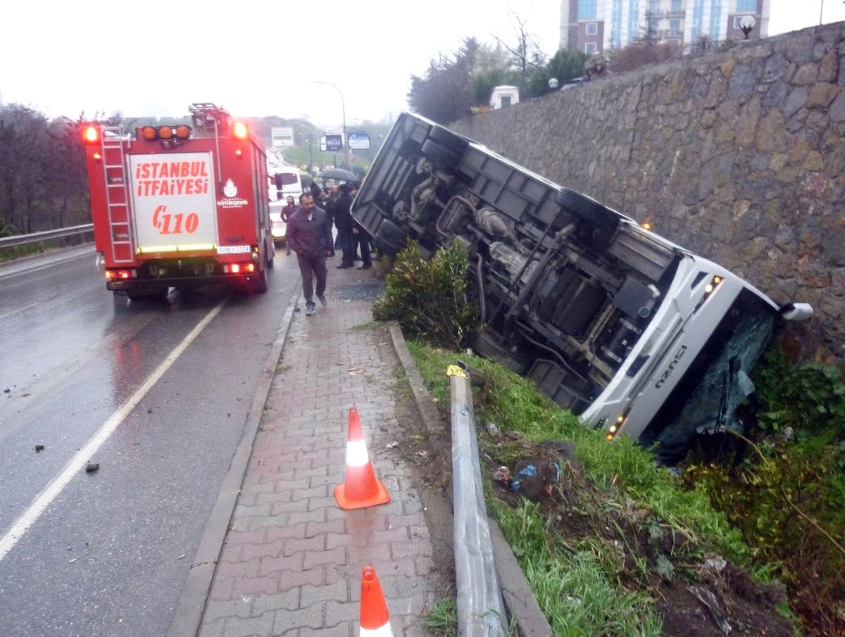 Ümraniye\'de Çevik Kuvvet Polislerini Taşıyan Otobüs Devrildi: 5 Yaralı