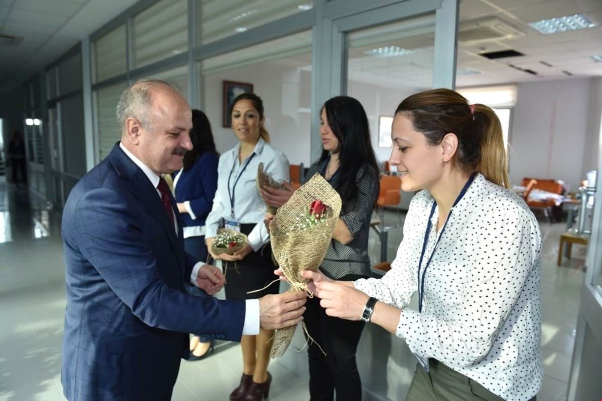 Vali Çakacak\'tan Kadın Çalışanlara Gül