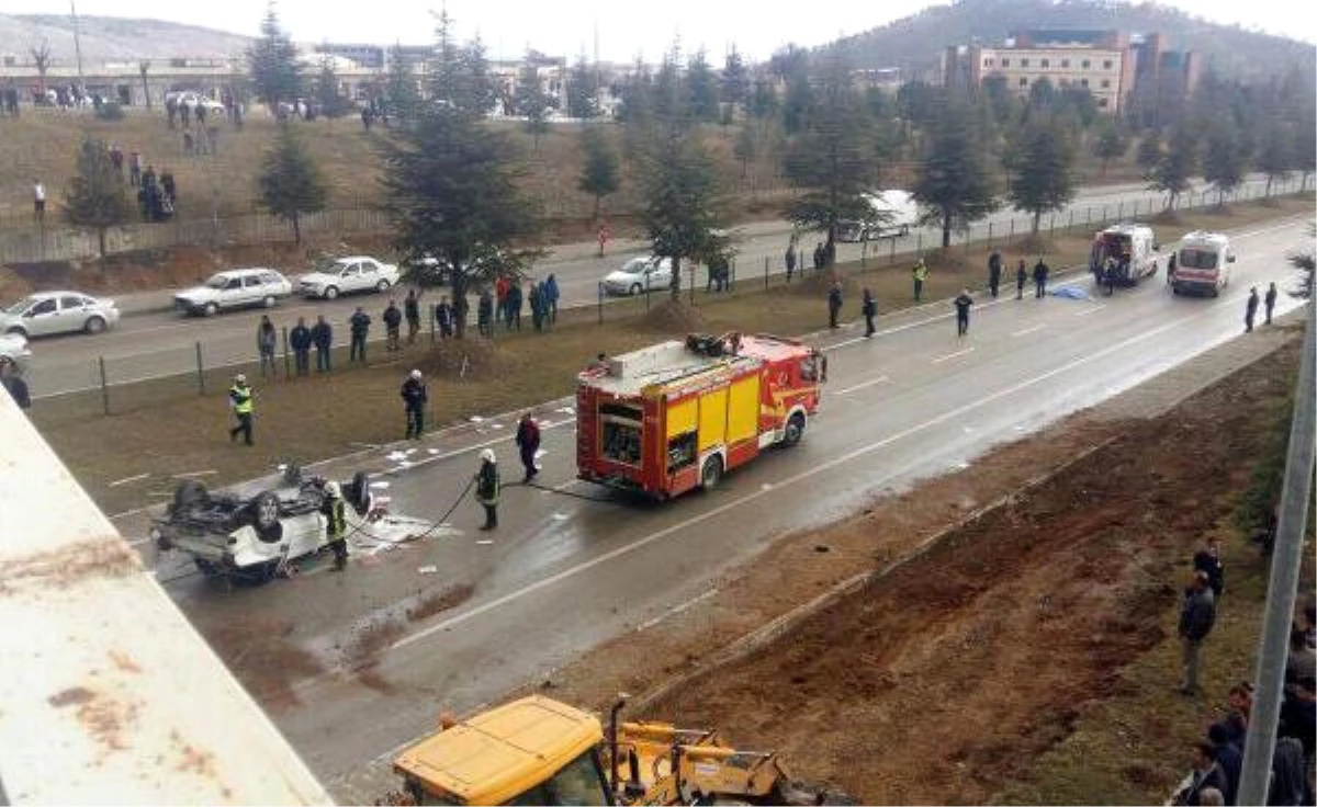 Viyadükte Kamyonet Çarptı, Düştüğü Yolda Otomobil Ezdi