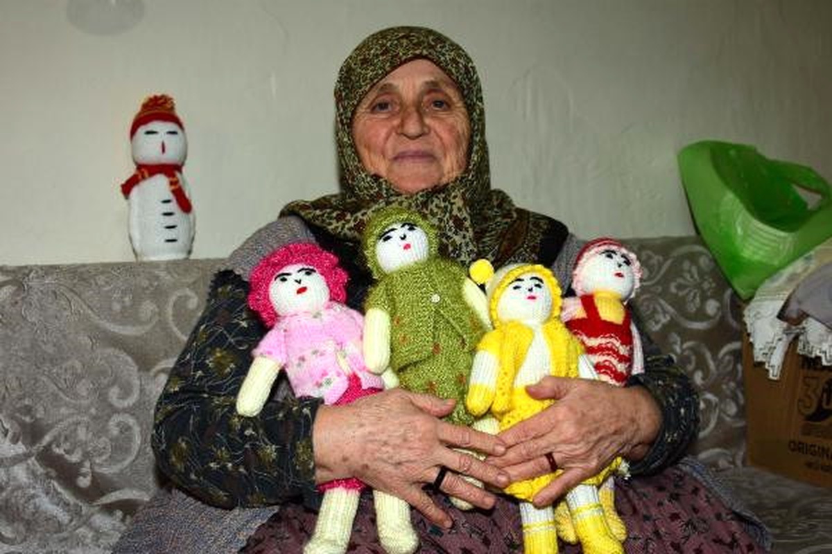 70 Yaşından Sonra El İşi Bebek Örüp Gelir Kaynağı Yarattı