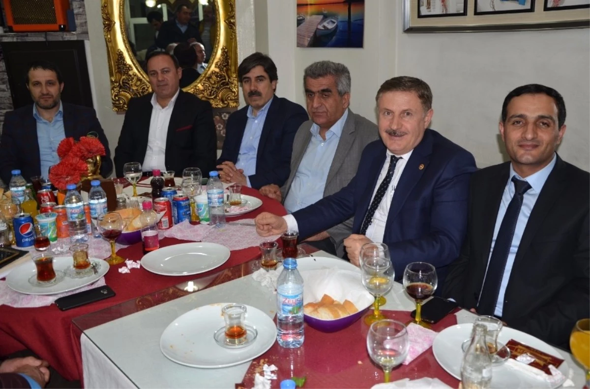 AK Parti\'li Eski Başkanlar Yemekte Bir Araya Geldi