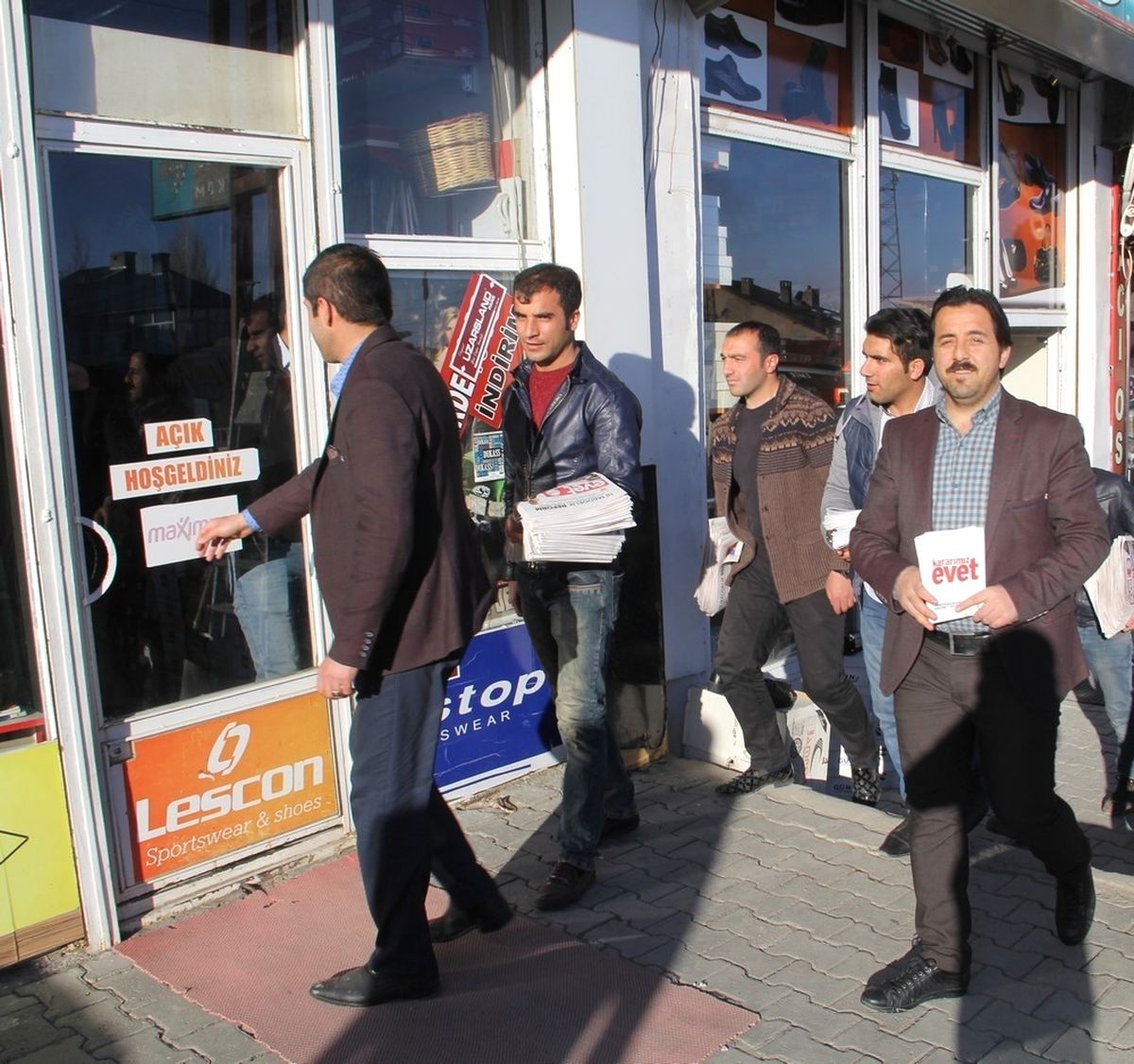 AK Parti\'li Gençlerden Referandum Çalışması