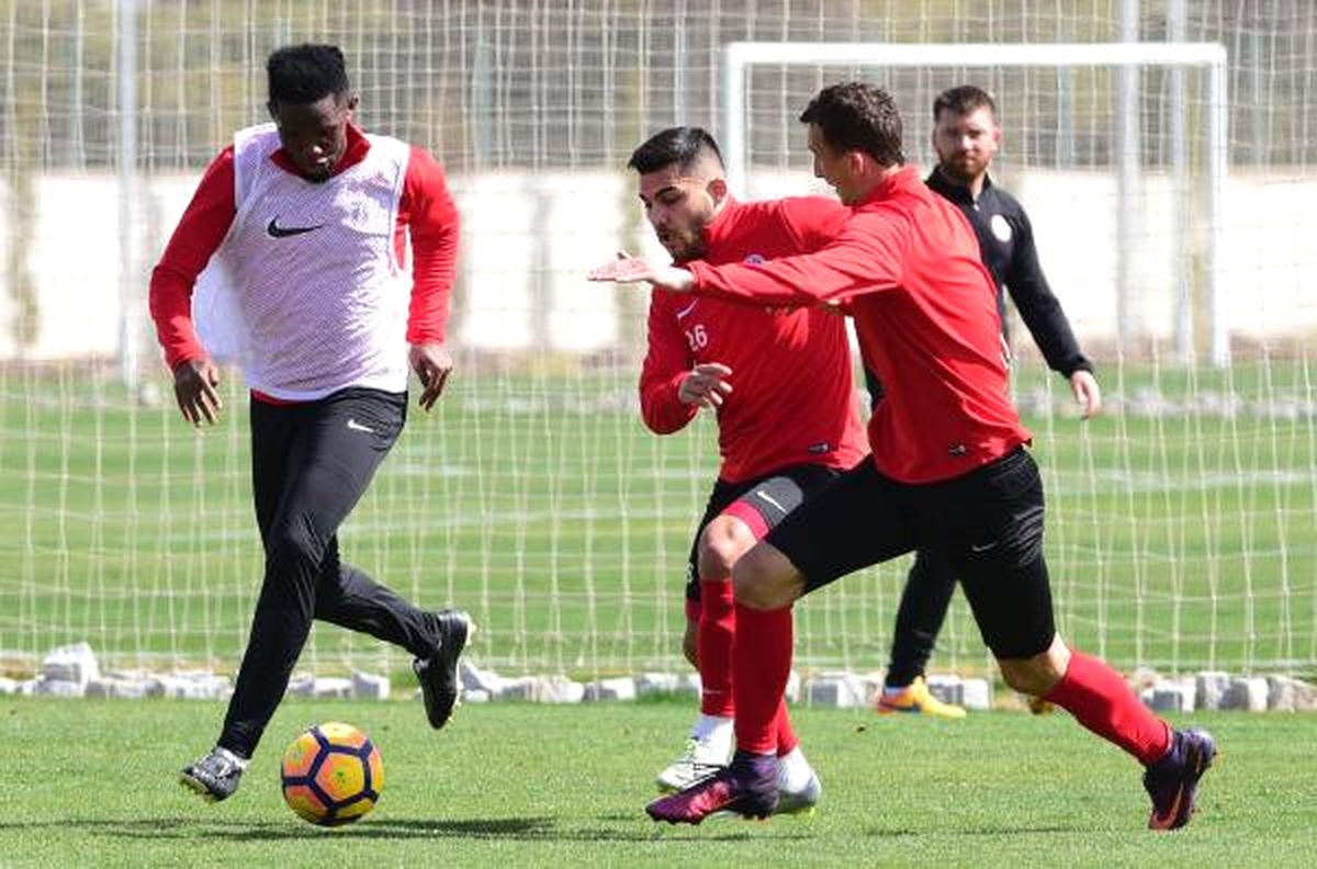 Antalyaspor\'da Eto\'o\'nun 36\'ncı Yaş Günü Antrenman Sahasında Kutladı