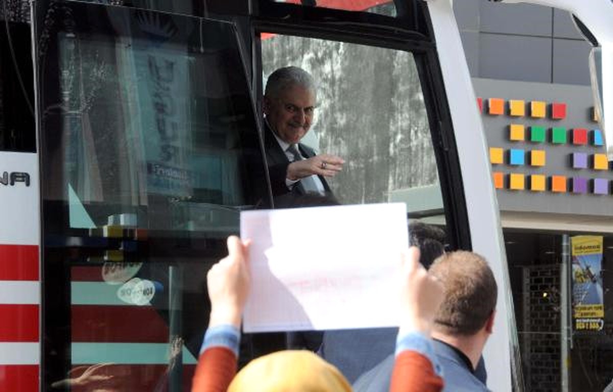 Başbakan Yıldırım Cami Avlusunda Cuma Namazı Kıldı