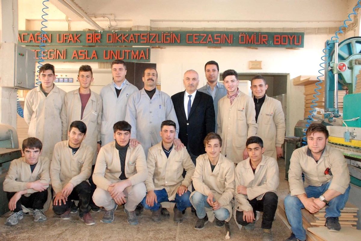 Bitlis\'te Fabrika Gibi Lise