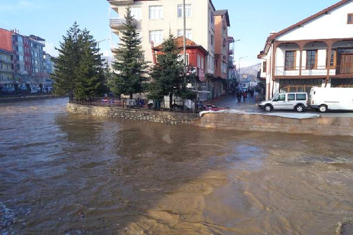 Çarşamba Çayı Taşma Noktasına Geldi