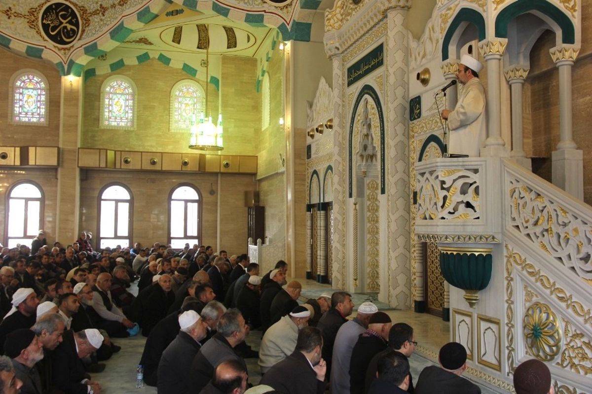 Diyanet İşleri Başkanı Görmez, Açılışını Yaptığı Camide Namaz Kıldırdı