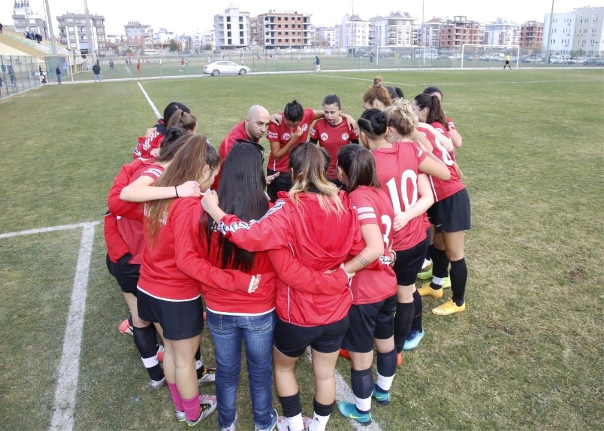 Döşemealtı Kadın Futbol Takımı\'ndan Fair-Play Örneği