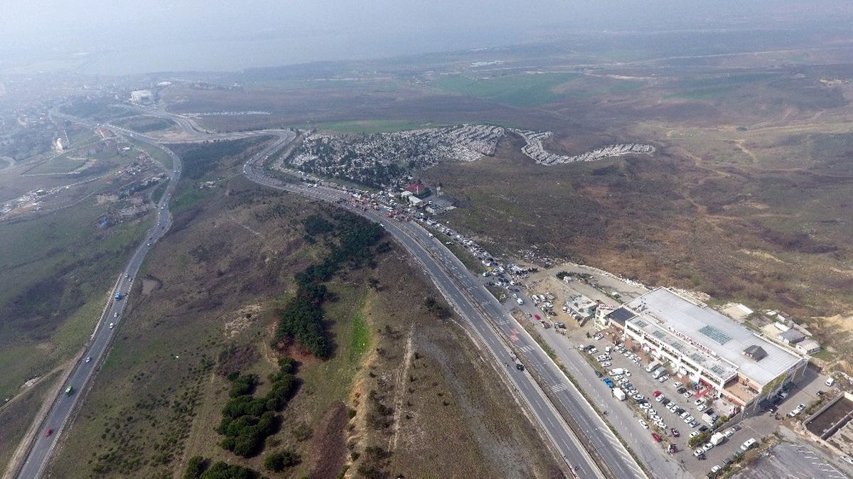 Düşen Helikopterin Enkazı Havadan Görüntülendi