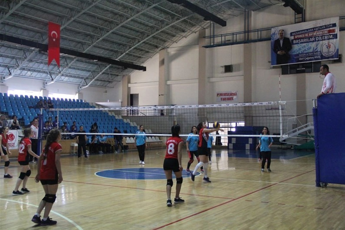 Erzincan\'da Okul Sporları Voleybol Heyecanı