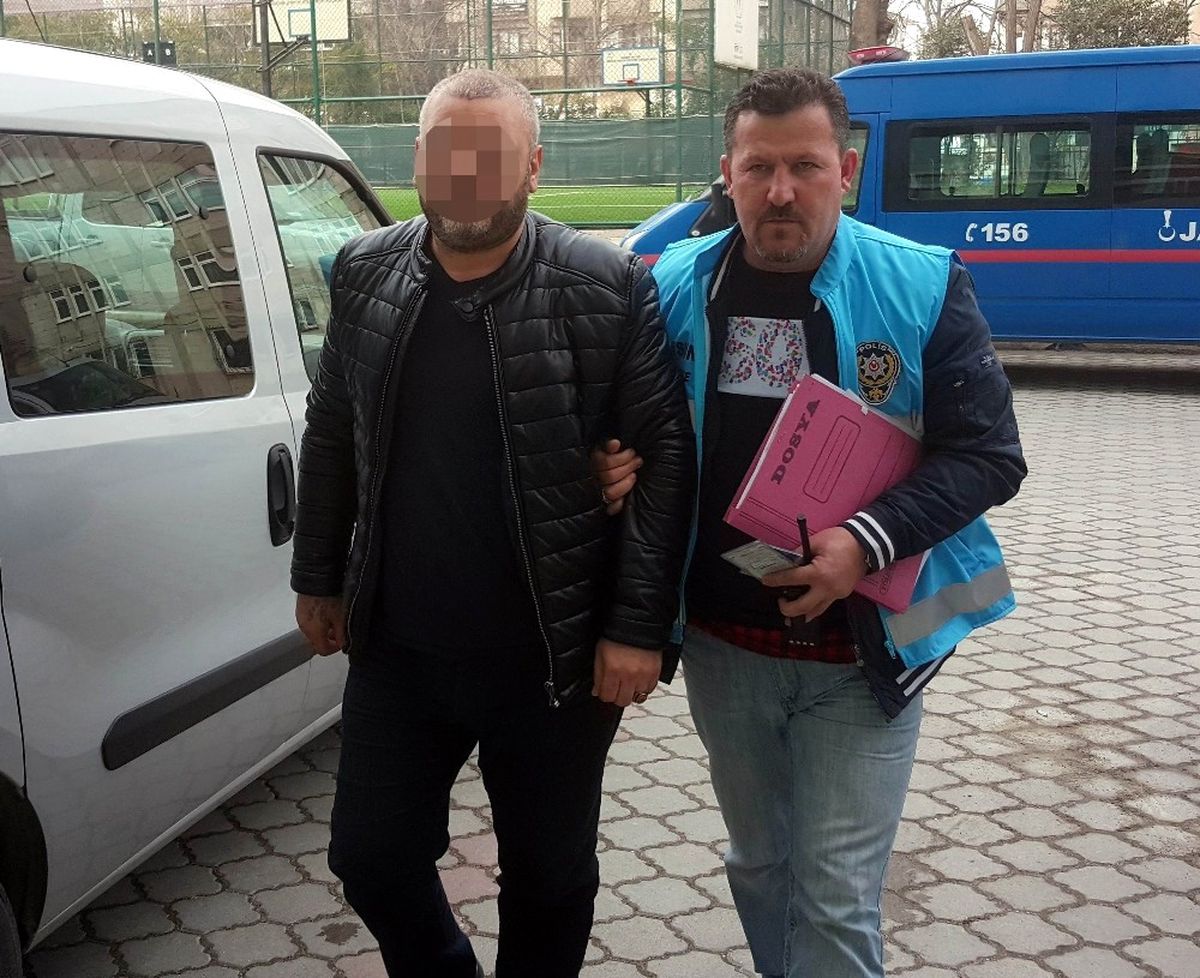 Eski Polis Müdürüne Meydan Dayağı Atıp Sosyal Medyadan Canlı Yayınladı