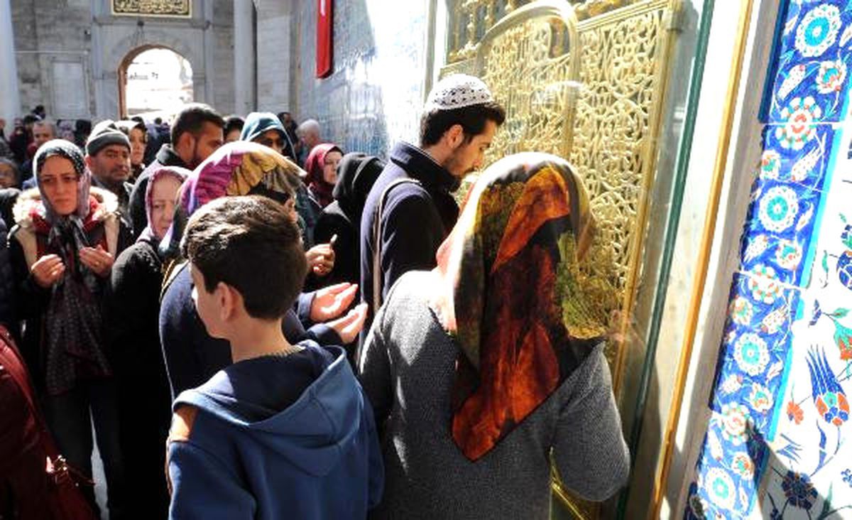Eyüp Sultan Türbesi Ygs Öncesi Doldu Taştı