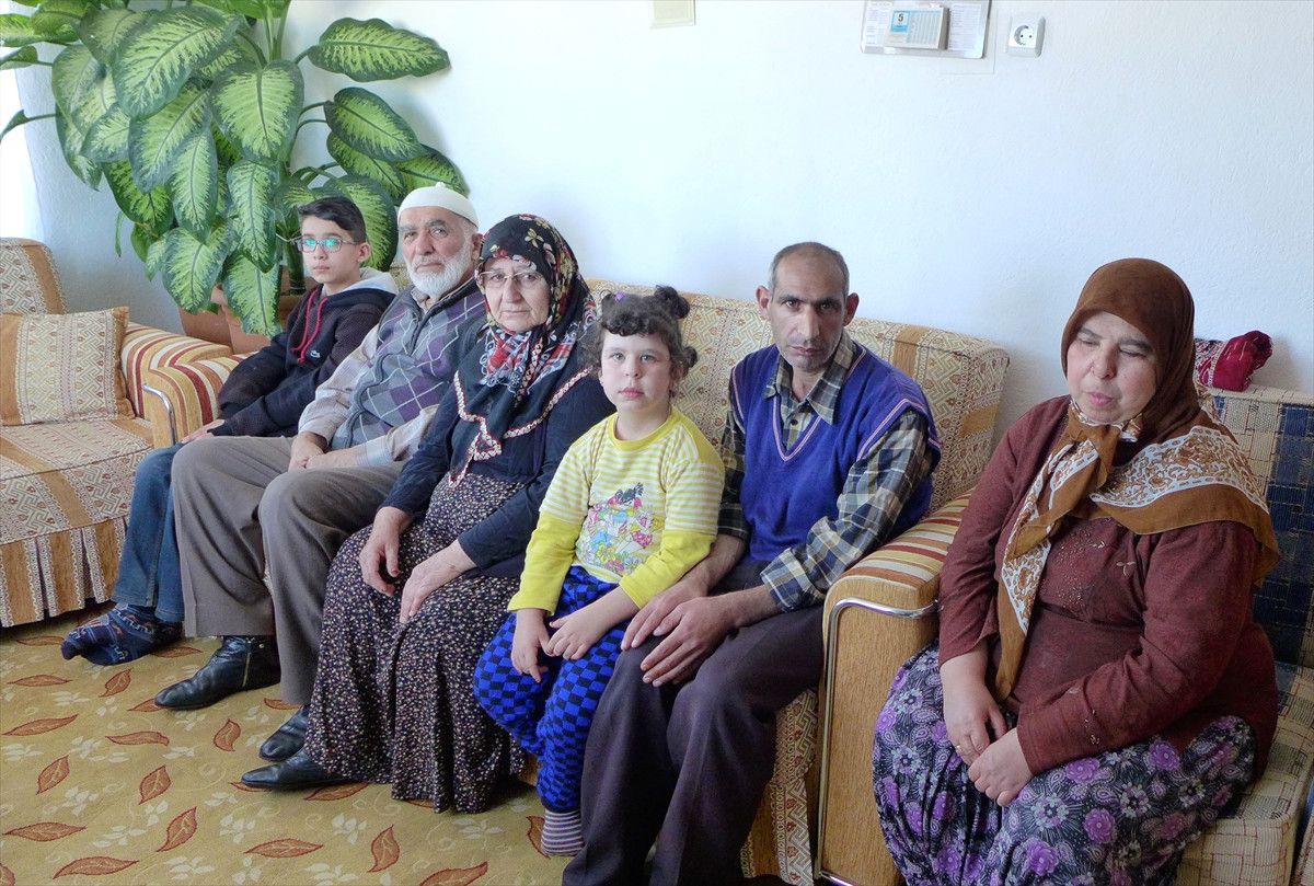 Fedakar Anne Zihinsel Engelli Kızına ve Torununa Bakıyor