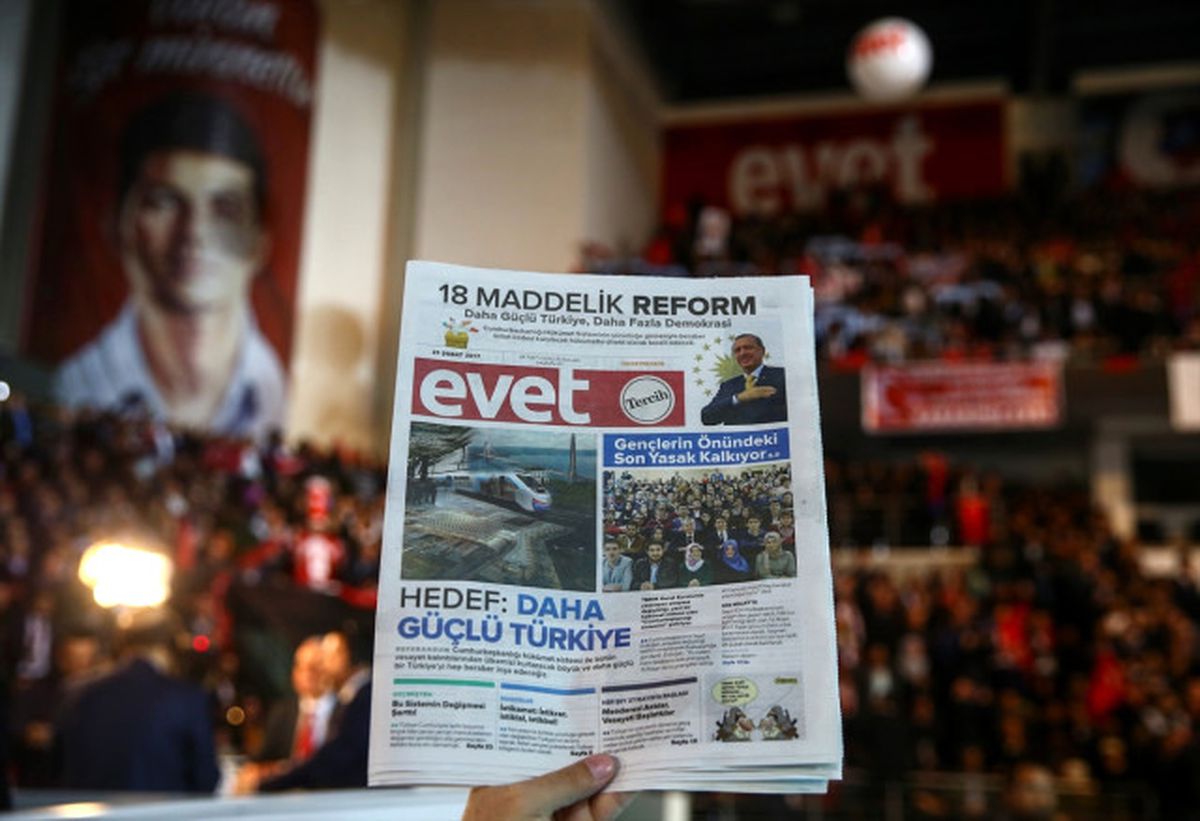 Hayrabolu\'da "Evet" Gazetesi Dağıtıldı