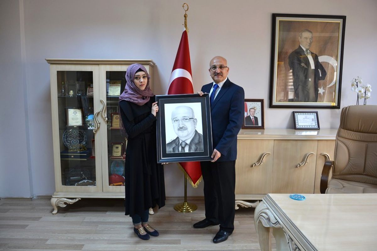Irak\'lı Kursiyer Milli Eğitim Müdürü\'nün Resmini Çizdi