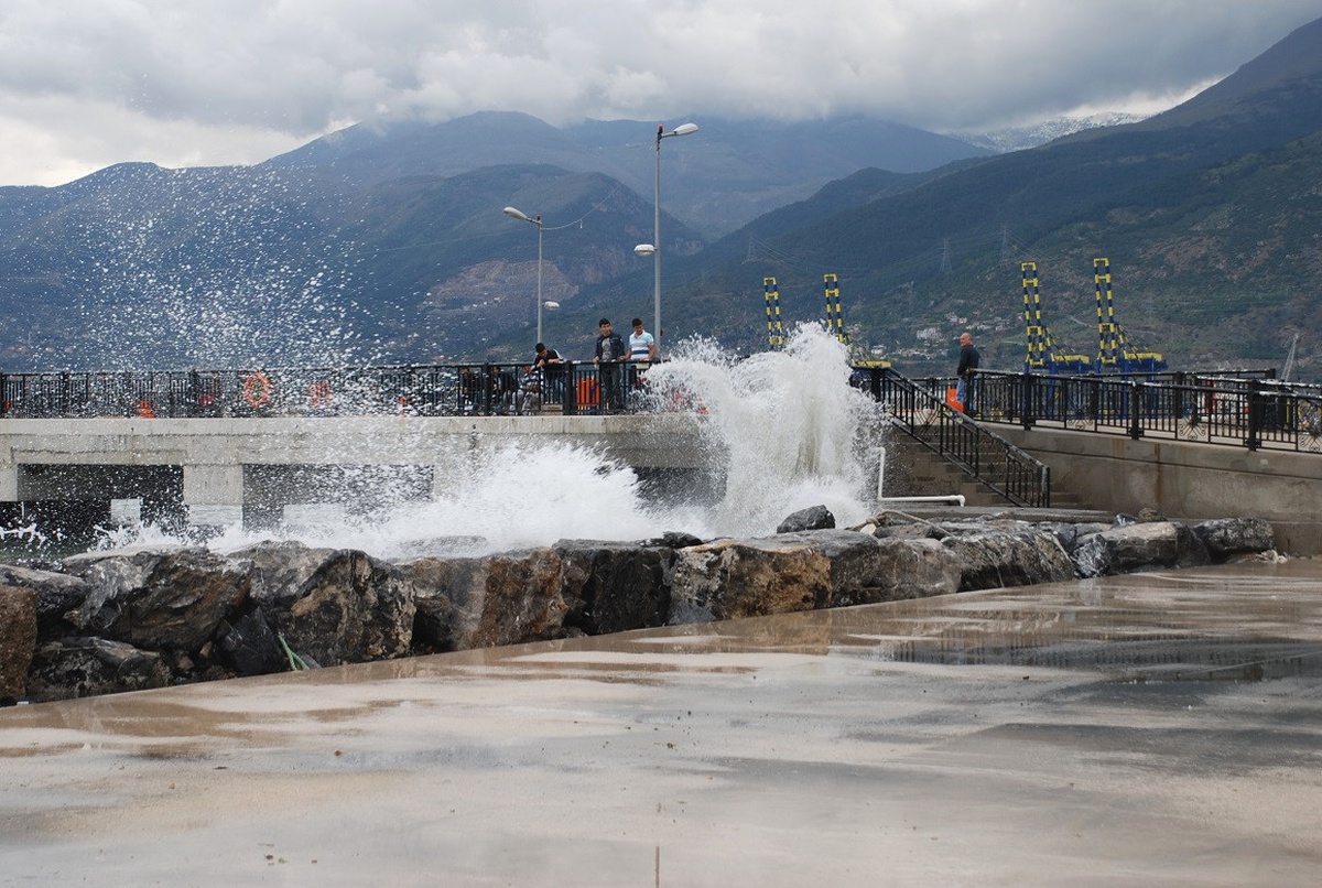 İskenderun\'da Şiddetli Fırtına Hayatı Olumsuz Etkiliyor