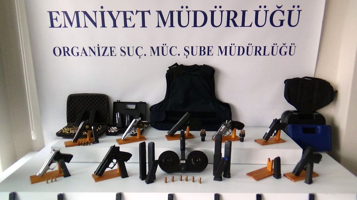 Istanbul\'da Silah Kaçakçılığı Şebekesi Çökertildi: 5 Gözaltı