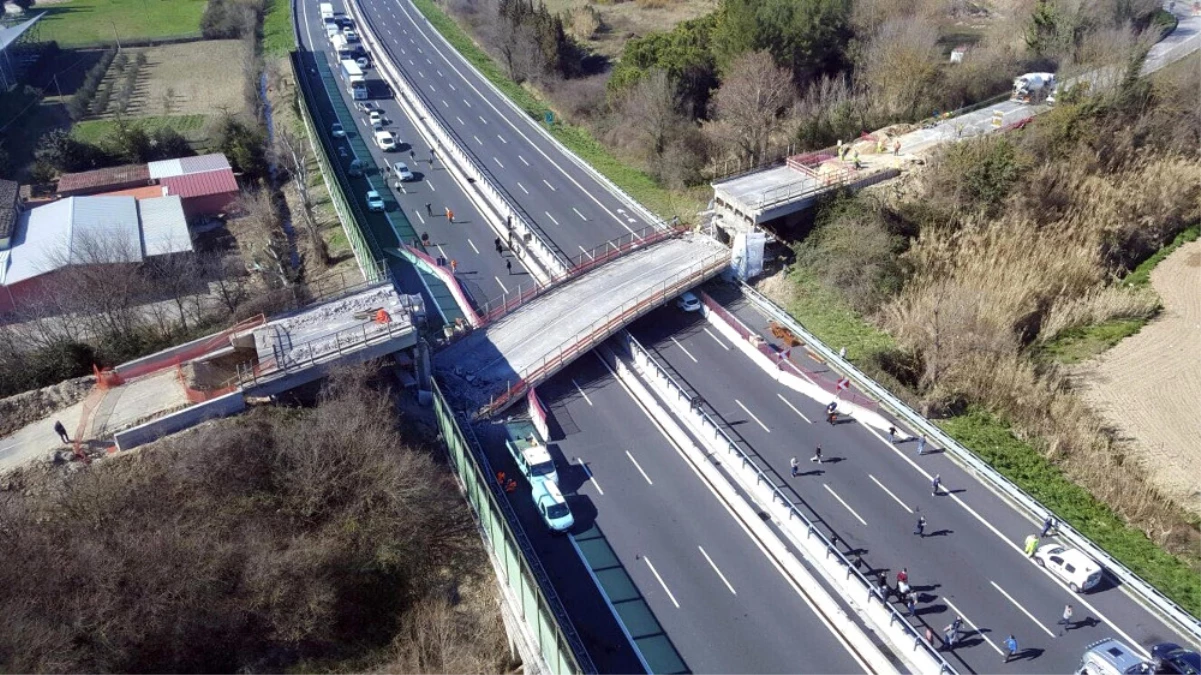 Italya\'da Otoban Köprü Çöktü: 2 Ölü