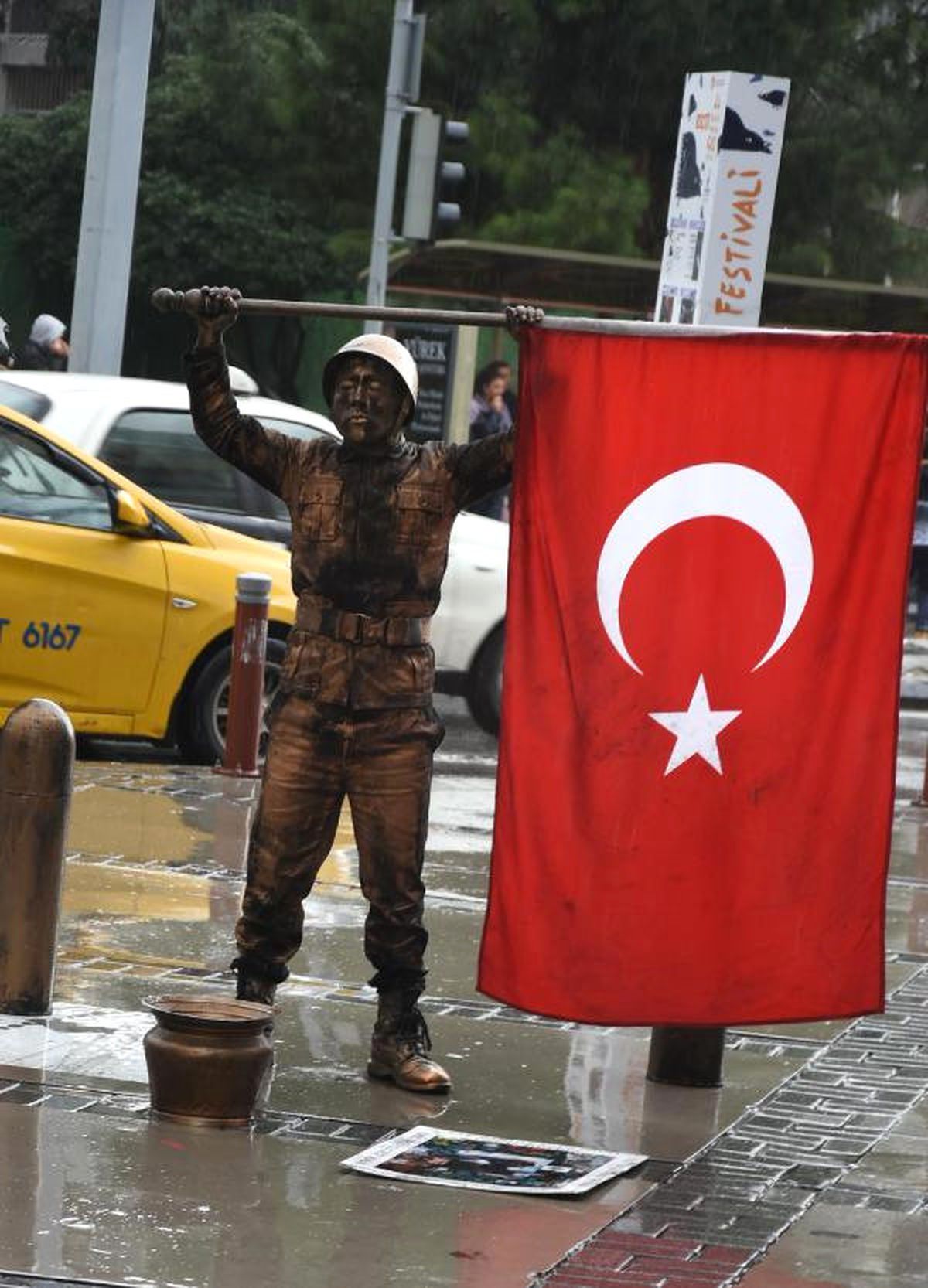 İzmir\'de Bahar Yağmuru Manzaraları