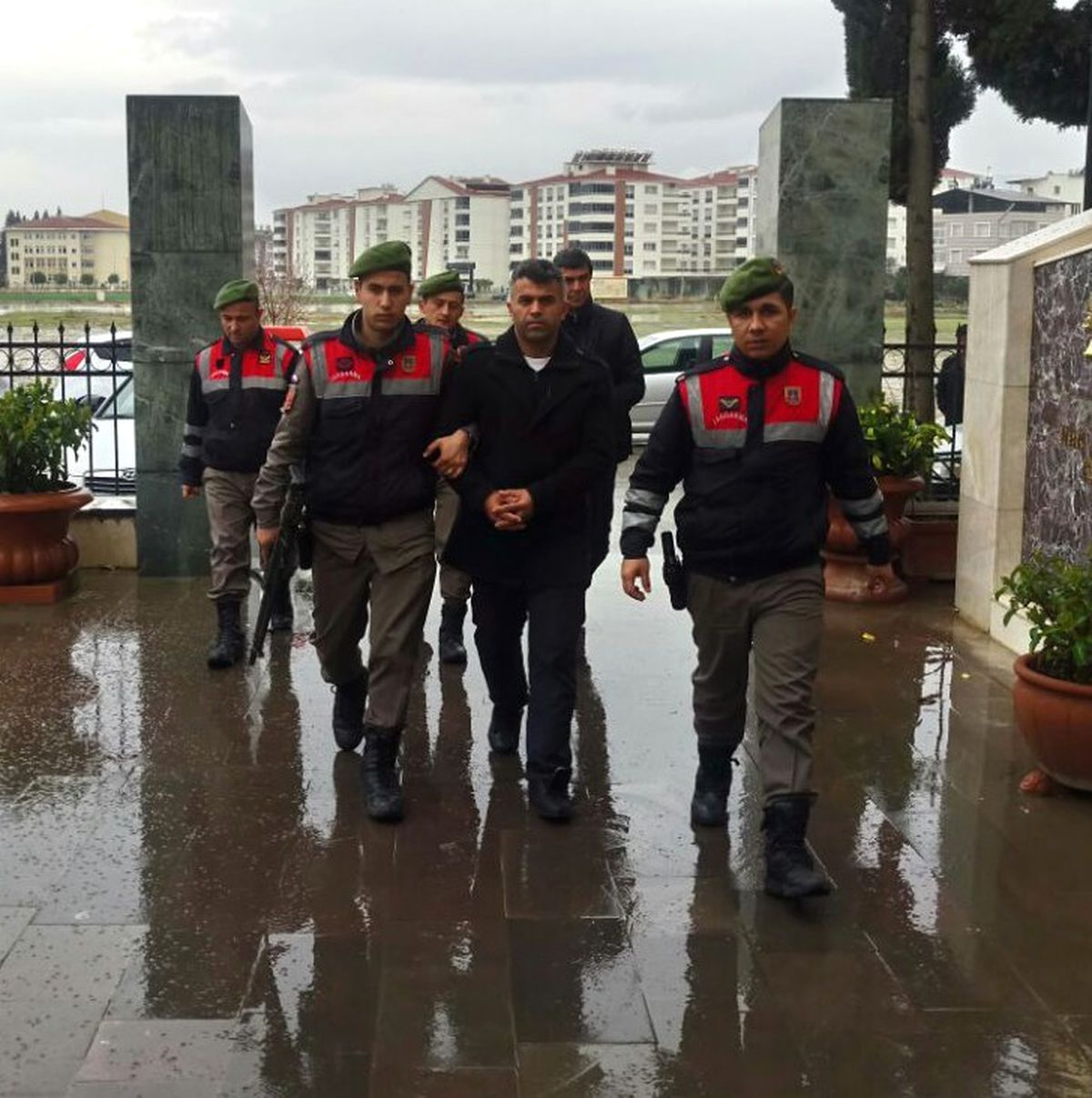 İzmir\'de Fetö Operasyonu: 4 Gözaltı