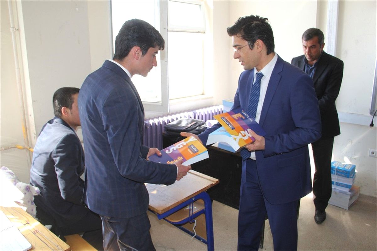 Kaymakam Öztürk\'ten Öğrencilere Kitap