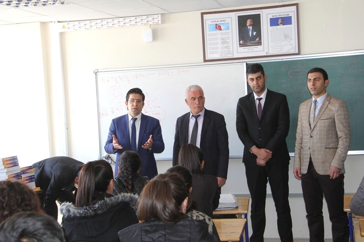 Kaymakam Öztürk\'ten Öğrencilere Kitap