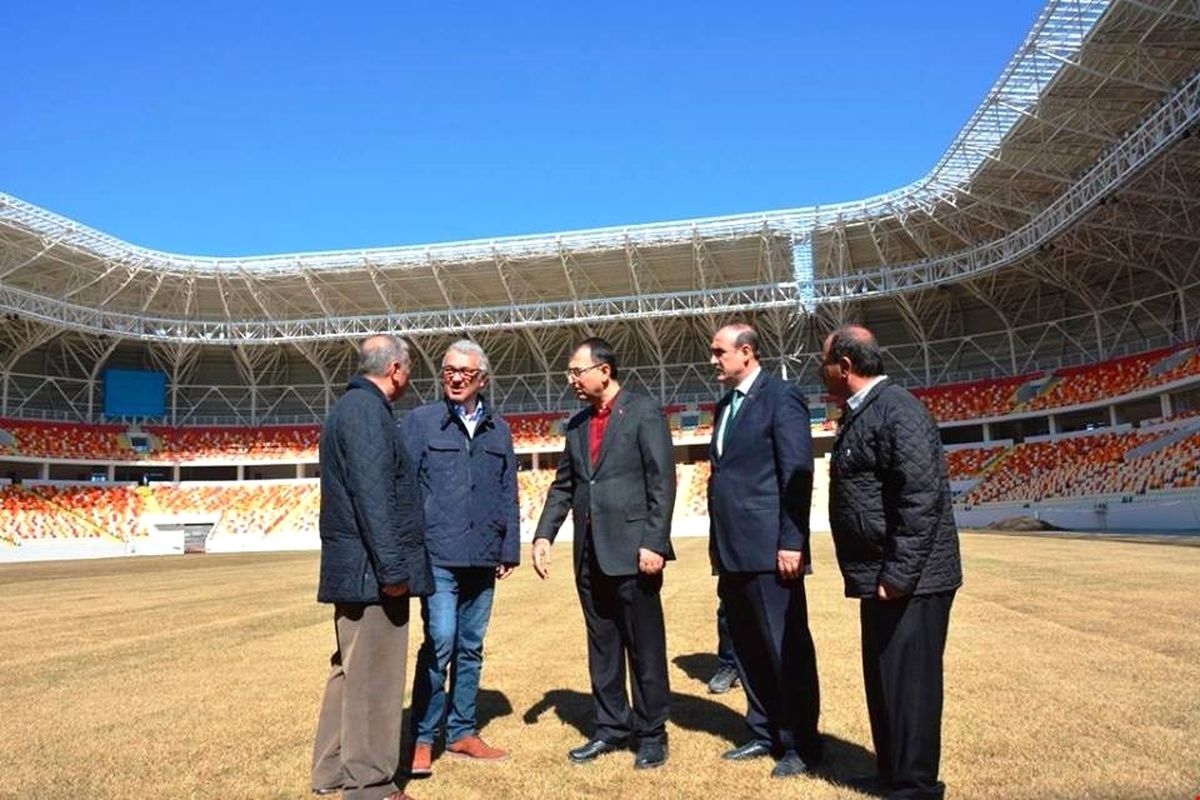 Malatya Stadyumu\'nun Çimleri Bakıma Alındı