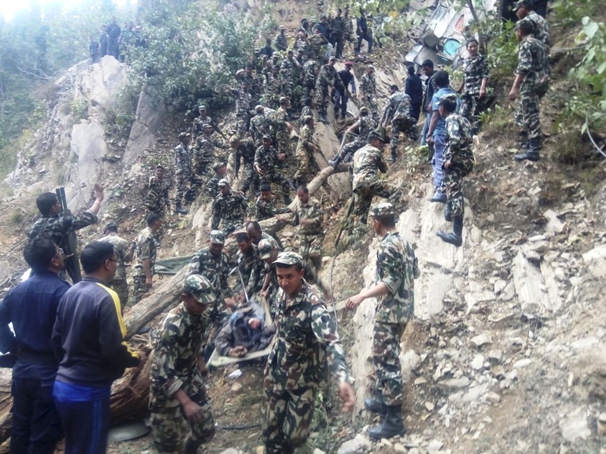 Nepal\'de Otobüs 200 Metrelik Uçuruma Yuvarlandı: 26 Ölü