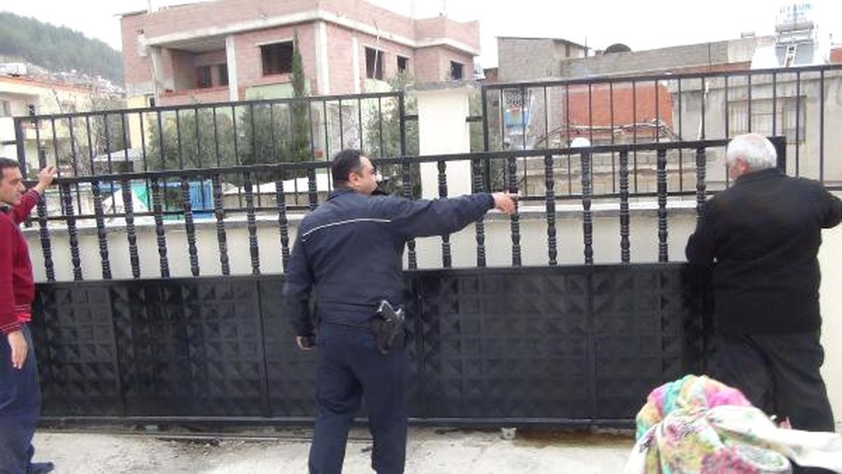 Okulun Demir Kapısının Altında Kalan Çocuk Yaralandı