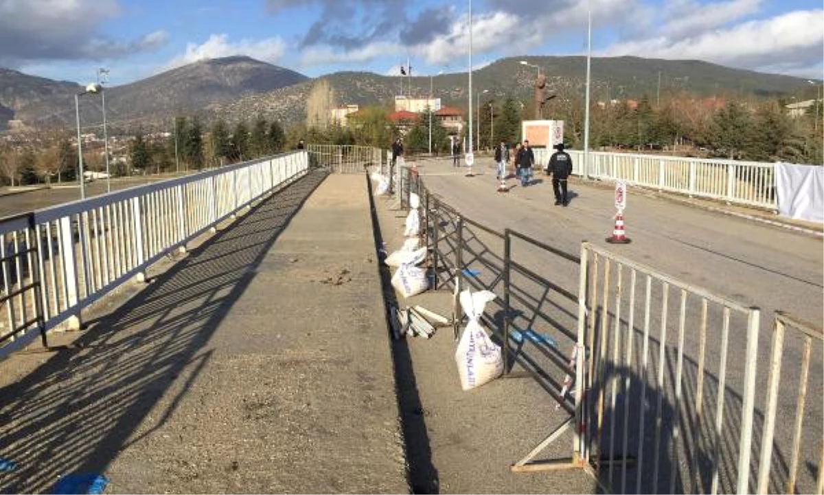 Ölümlü Kazanın Ardından Viyadük Trafiğe Kapatıldı