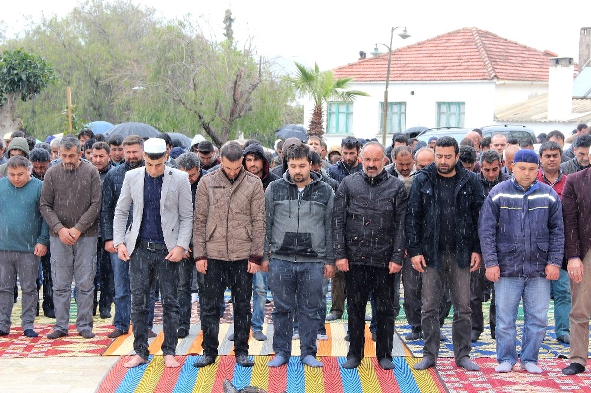 Sağanak Yağış Altında Cuma Namazı
