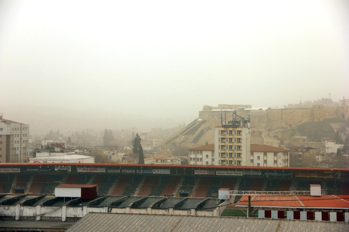 Suriye\'den Gelen Kum ve Toz Fırtınası Gaziantep\'te Etkili Oldu