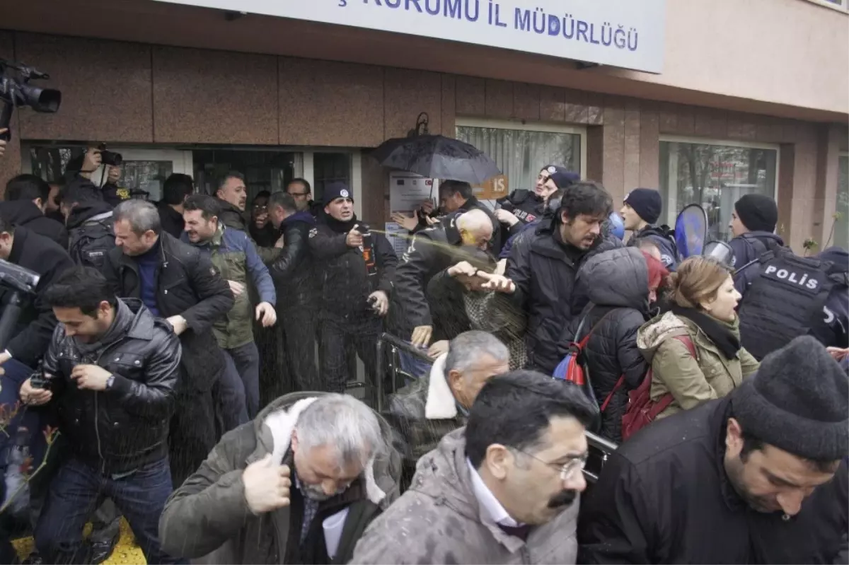 Toplu Halde İşkur Binasına Girmek İsteyen Gruba Polisten Müdahale