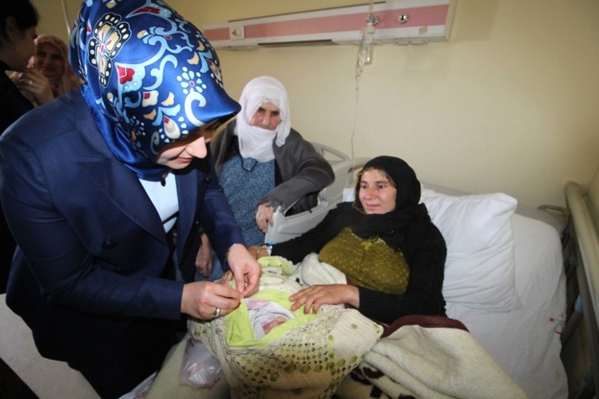 Tuba Işın\'dan Huzur Evi ve Kadın Doğum Hastanesine Ziyaret