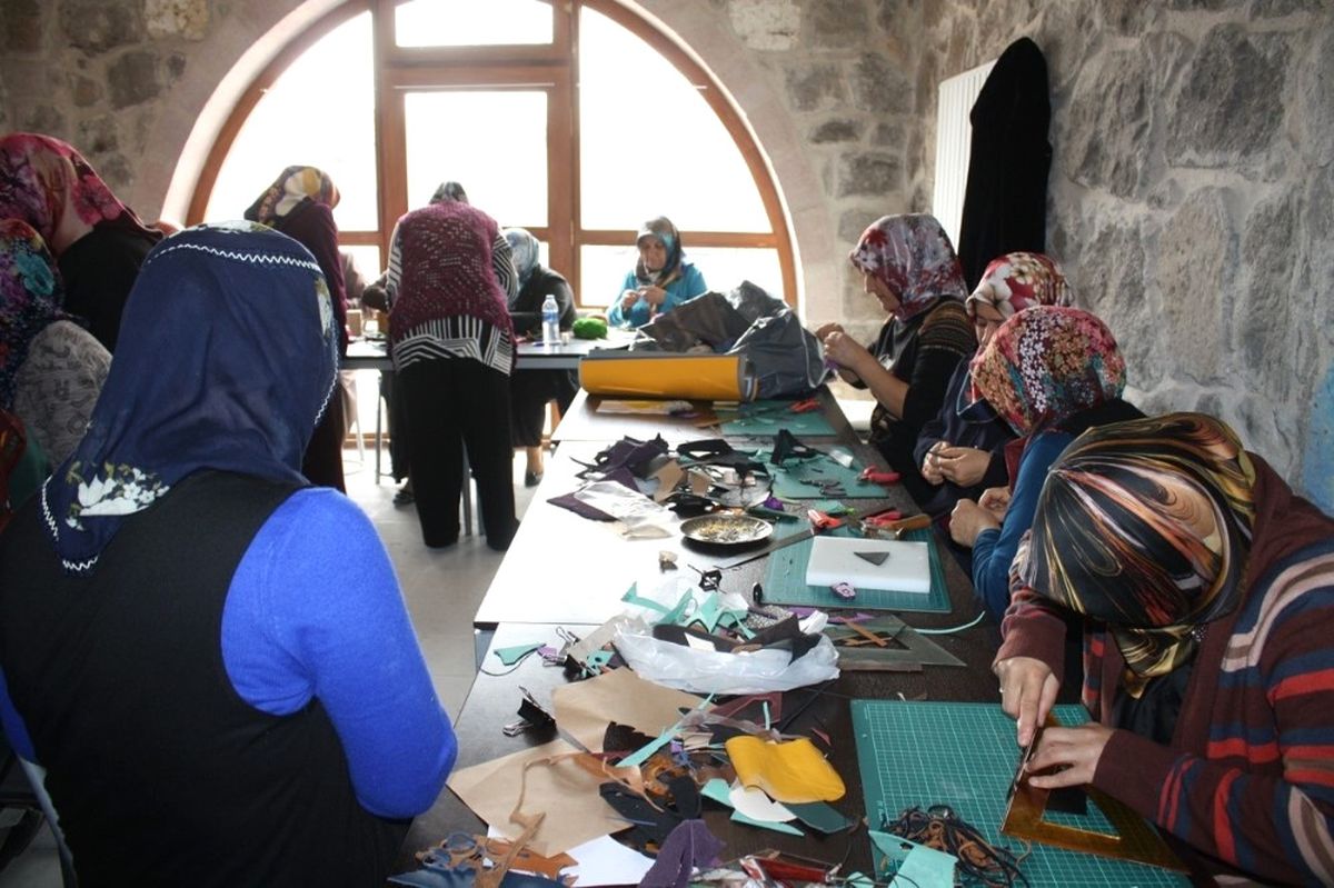 Uçhisar Kadın Kültür ve Eğitim Merkezi\'nde, Deri ve Aksesuar Kursu Açıldı